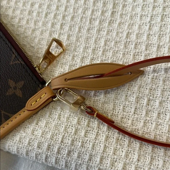 Louis Vuitton Carryall MM Monogram Pouch Wrislet - Picture 3 of 8